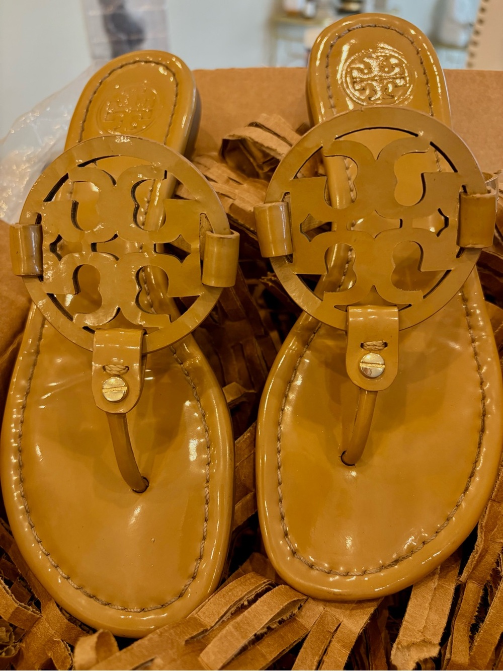 NICE Tory Burch Miller Patent Logo Thong Sandals in Tan Sand Beige 6.5 - Picture 3 of 8